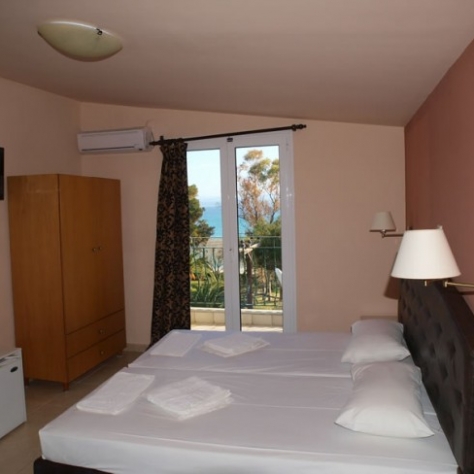 Plaza_Hotel_Hanioti_room1